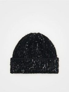 Czapka beanie z cekinami - czarny. Czarne czapki Reserved, bez wzorów. W wyprzedaży za 22,99 zł.
