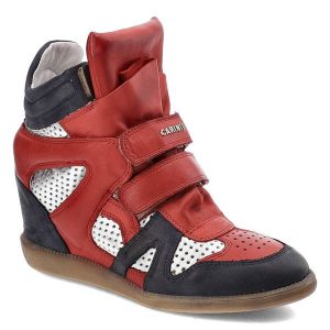 Czerwone Sneakersy Carinii Damskie Stylowe Botki. Czerwone botki Carinii, bez wzorów, ze skóry, bez obcasa, na koturnie, bez zapięcia. Za 329,00 zł.