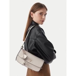 Torebka Guess. Białe torebki klasyczne Guess, z aplikacjami, bez dodatków. Za 544,99 zł.