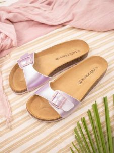 BABUNKERS Family Klapki w kolorze lawendowym rozmiar: 41. Różowe klapki BABUNKERS Family, bez wzorów, z otwartym noskiem, bez obcasa. Za 130,99 zł.