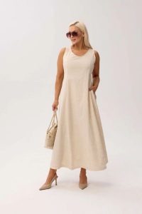 Elegancka sukienka Sevilla Beige MAXI bez rękawów, z kieszeniami i kwiatowym printem PLUS SIZE WIOSNA LATO. Brązowe sukienki Moda Size Plus Iwanek, na co dzień, na lato, plus size, z aplikacjami, z bawełny, eleganckie, bez kołnierzyka, plus size, bez ramiączek, maxi, oversize. Za 339,90 zł.