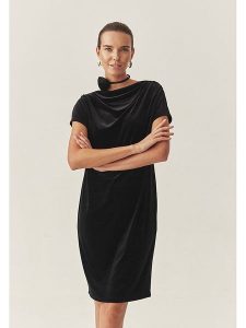 TATUUM Sukienka "Mirati" w kolorze czarnym rozmiar: L. Czarne sukienki Tatuum, na co dzień, l, bez wzorów, bez kołnierzyka, bez ramiączek, midi, proste. Za 113,45 zł.