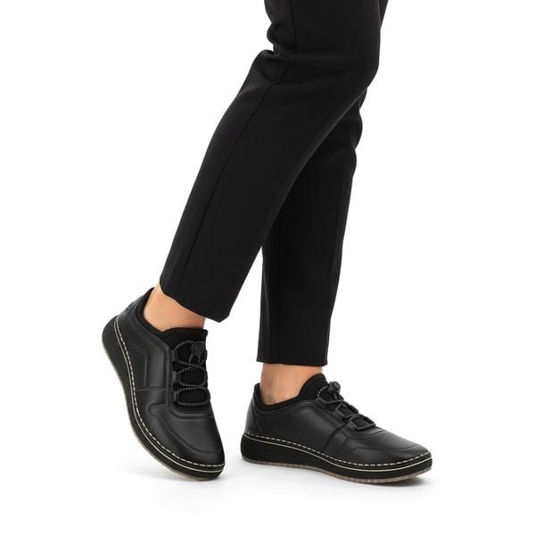 Półbuty damskie Rieker, naturalna skóra licowa wsuwane i na lekkim koturnie, czarne, 50960-00. Czarne półbuty Rieker, bez wzorów, ze skóry, bez obcasa, na koturnie, bez zapięcia. Za 349,00 zł.