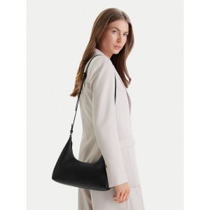 Torebka Calvin Klein. Czarne torebki klasyczne Calvin Klein, bez wzorów, bez dodatków. Za 636,99 zł.