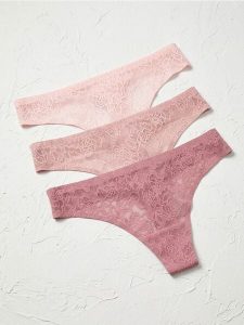 Koronkowe stringi 3 pack - wielobarwny. Stringi Sinsay, bez wzorów, z koronki. Za 25,99 zł.