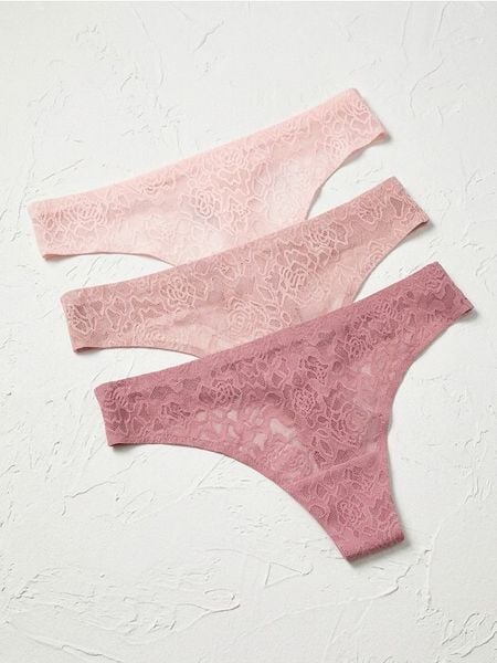 Koronkowe stringi 3 pack - wielobarwny. Stringi Sinsay, bez wzorów, z koronki. Za 25,99 zł.