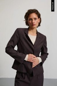 Marynarka w delikatne paski brązowa. Brązowe marynarki i żakiety MOODO, l, bez wzorów, z elastanu. Za 229,99 zł.