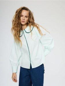 Bawełniana koszula z kołnierzykiem - jasnozielony. Zielone koszule Reserved, l, bez wzorów, z bawełny, bez kołnierzyka, bez ramiączek. Za 139,99 zł.