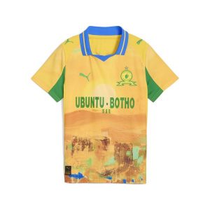 Młodzieżowa koszulka KIDSUPER × MAMELODI SUNDOWNS PUMA Pelé Yellow Fast Green. Zielona bluzki Puma, m, bez wzorów, młodzieżowe, bez kołnierzyka, bez ramiączek. Za 349,00 zł.
