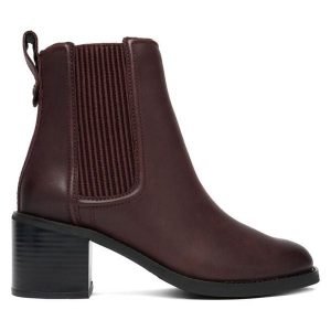 Botki Clarks. Czerwone botki Clarks, bez wzorów, bez obcasa, na słupku, bez zapięcia. Za 529,99 zł.