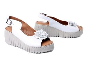 ARTIKER RELAKS 58C3355 white, sandały damskie. Białe sandały Artiker Relaks, bez wzorów, ze skóry, bez obcasa, na koturnie, bez zapięcia. Za 174,93 zł.