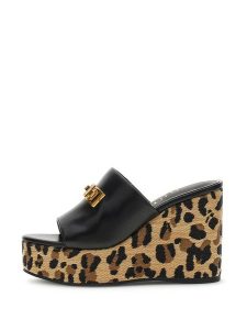 Guess Sandały 181561 Czarny. Czarne sandały Guess, z aplikacjami, bez obcasa, na słupku, bez zapięcia. Za 549,99 zł.