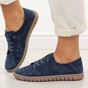 Granatowe skórzane półbuty damskie Vinceza 95362. Niebieskie półbuty VINCEZA, na lato, w ażurowe wzory, z jeansu, z okrągłym noskiem, bez obcasa, bez zapięcia. W wyprzedaży za 197,10 zł.
