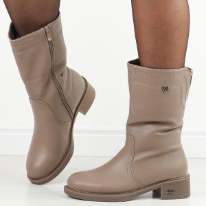 Beżowe wysokie botki damskie Filo Donna Z24-42. Brązowe botki Filo Donna, na jesień, bez wzorów, ze skóry, z okrągłym noskiem, bez obcasa, na płaskiej podeszwie, bez zapięcia. Za 219,00 zł.