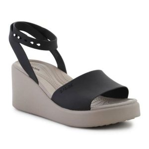 Sandały Crocs Brooklyn Ankle Strap Wedge 209406-07H czarne. Czarne sandały bez wzorów, bez obcasa, na koturnie, bez zapięcia. Za 421,95 zł.