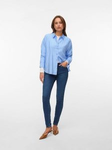 Vero Moda Koszula w kolorze błękitnym rozmiar: L. Niebieskie koszule Vero Moda, l, bez wzorów, bez kołnierzyka, bez ramiączek. Za 69,99 zł.