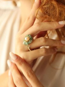 Pierres delicates Pozłacany pierścionek z perłą i kamieniami szlachetnymi rozmiar: onesize. Różowe pierścionki Pierres delicates, z perłą, pozłacane. Za 30,99 zł.