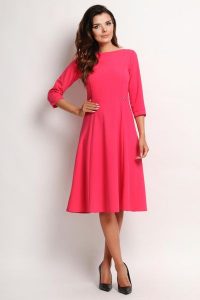 Różowa Elegancka Rozkloszowana Sukienka Midi z Rękawem 3/4. Czerwone sukienki Awama, bez wzorów, z elastanu, eleganckie, bez kołnierzyka, bez ramiączek, midi, rozkloszowane. Za 197,90 zł.