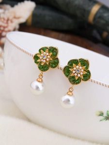 Pierres de Jade Pozłacane kolczyki-wkrętki z perłami i cyrkoniami rozmiar: onesize. Białe kolczyki Pierres de Jade, z cyrkonią, pozłacane. Za 43,99 zł.