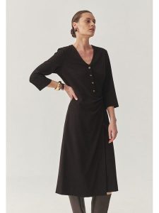 TATUUM Sukienka w kolorze ciemnobrązowym rozmiar: 38. Brązowe sukienki Tatuum, bez wzorów, bez kołnierzyka, bez ramiączek, midi. Za 200,13 zł.