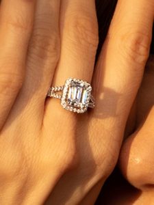 L instant d Or Złoty pierścionek "Splendeur" z cyrkoniami rozmiar: 58. Szare pierścionki L instant d Or, z cyrkonią, złote. Za 876,46 zł.