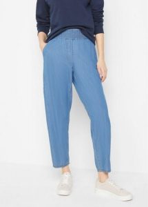 Lekkie jeansy mom, high waist, cropped. Niebieskie jeansy bonprix, bez wzorów, z bawełny, z podwyższonym stanem. Za 122,99 zł.