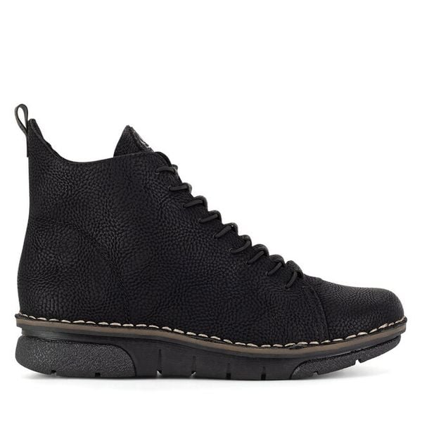 Trzewiki Rieker. Czarne botki Rieker, bez wzorów, bez obcasa, na płaskiej podeszwie, bez zapięcia. Za 251,99 zł.