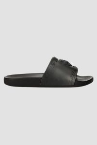 JUST CAVALLI Czarne klapki Fondo Pool. Czarne klapki Just Cavalli, bez wzorów, bez obcasa. W wyprzedaży za 189,99 zł.