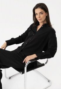 Czarna koszula z lyocellem K-AKRE. Czarne koszule Volcano, xl, bez wzorów, z lyocellu, bez kołnierzyka, bez ramiączek. Za 129,99 zł.