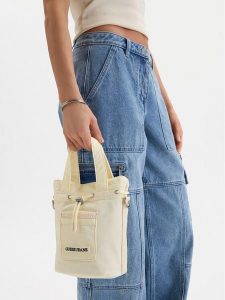 Guess Jeans Torebka CWBEO-GUESS-XC-006-09 Écru. Torebki klasyczne Guess Jeans, z aplikacjami, z jeansu, bez dodatków. Za 199,99 zł.