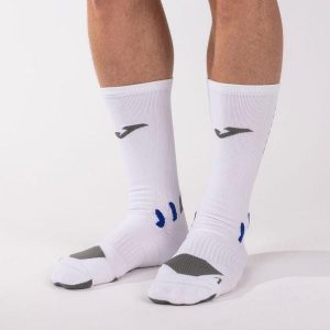 Skarpety sportowe kompresyjne Joma Compression z odblaskami. Białe skarpetki JOMA, bez wzorów, z materiału. Za 32,99 zł.