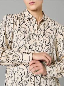 Wiskozowa koszula w kwiaty - Inny. Koszule Sinsay, l, bez wzorów, z wiskozy, bez kołnierzyka, bez ramiączek. Za 39,99 zł.