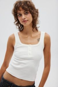 Top na ramiączkach z guzikami w kolorze CREAM - GLOWIN-XS. Białe topy Marsala, xs, bez wzorów, z bawełny, eleganckie, bez kołnierzyka, bez ramiączek. Za 119,90 zł.