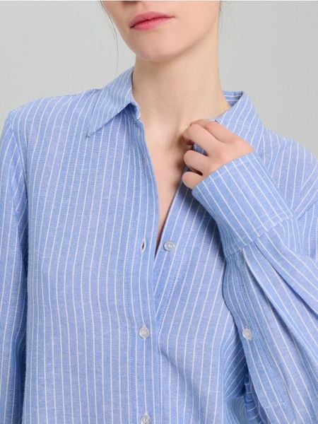 Koszula z domieszką lnu z wiązaniem na plecach - błękitny. Niebieskie koszule Sinsay, l, bez wzorów, bez kołnierzyka, bez ramiączek. Za 59,99 zł.