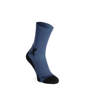 Skarpety biegowe X-Socks Run Discover Crew. Niebieskie skarpetki X-Socks, bez wzorów. Za 78,99 zł.