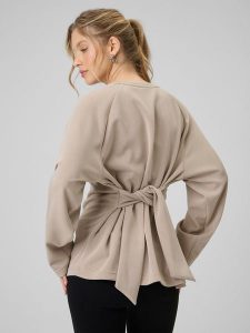 4F Bluza regular z wiązaniem i modalem damska - beżowa XS. Brązowe bluzy 4f, xs, bez wzorów, z dzianiny, bez kaptura. Za 189,99 zł.