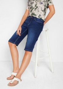 Bermudy jeansowe ze stretchem, średni stan. Niebieskie jeansy bonprix, bez wzorów, z elastanu. Za 102,99 zł.