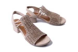RIEKER 64962-60 beige, sandały damskie. Brązowe sandały Rieker, bez wzorów, ze skóry ekologicznej, bez obcasa, na obcasie, bez zapięcia. Za 271,92 zł.