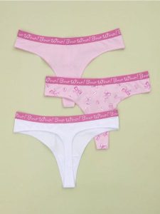 Stringi 3 pack - wielobarwny. Stringi Sinsay, bez wzorów. Za 13,99 zł.