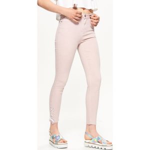 Jeansy high waist - Różowy. Czerwone spodnie z wysokim stanem marki Cropp, z jeansu. W wyprzedaży za 39,99 zł.