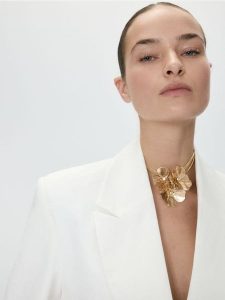 Naszyjnik z kwiatową zawieszką - złoty. Żółte naszyjniki Reserved, złote. W wyprzedaży za 39,99 zł.