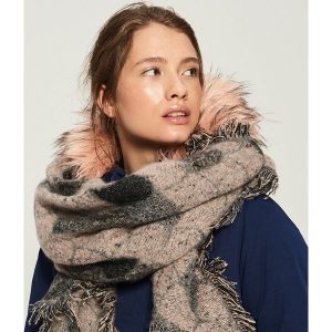 Szal w kratkę - Różowy. Szaliki marki Sinsay. W wyprzedaży za 9,99 zł.