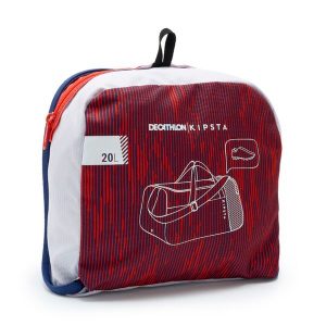 Torba sportowa Decathlon Essential 20 l. Czerwone torby podróżne i sportowe DECATHLON, bez wzorów, z materiału, na ramię. Za 24,99 zł.