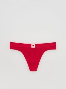 Prążkowane majtki stringi - czerwony. Czerwone stringi Reserved, bez wzorów, prążkowane. Za 29,99 zł.