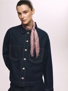 Wzorzysta apaszka - brudny róż. Czerwone apaszki i chusty Reserved, bez wzorów. Za 49,99 zł.