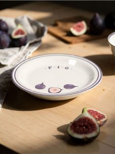 Talerz ceramiczny z nadrukiem figi - fioletowy. Fioletowe figi Sinsay, bez wzorów. Za 19,99 zł.