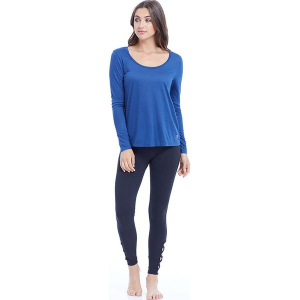 Koszulka "Reflection" w kolorze niebieskim. Niebieskie bluzki marki BALANCE COLLECTION, z okrągłym kołnierzem, z długim rękawem. W wyprzedaży za 65,95 zł.