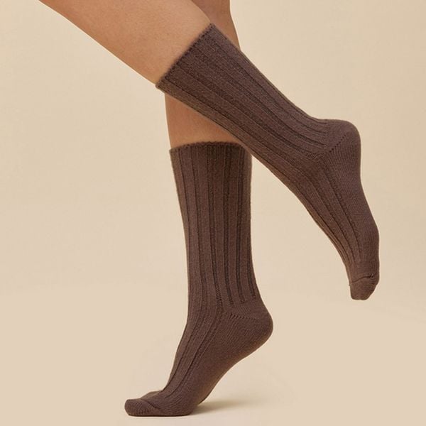 Brązowe skarpetki damskie Gabriella wełna merino 1213. Brązowe skarpetki Gabriella, bez wzorów, z elastanu. Za 35,90 zł.