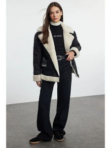 Trendyol Kurtka w kolorze czarnym ze skóry syntetycznej rozmiar: M. Czarne kurtki Trendyol, m, bez wzorów, ze skóry, bez kaptura. Za 157,35 zł.