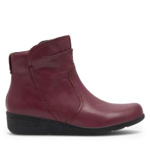 Botki Go Soft. Czerwone botki Go Soft, bez wzorów, bez obcasa, na płaskiej podeszwie, bez zapięcia. Za 249,99 zł.